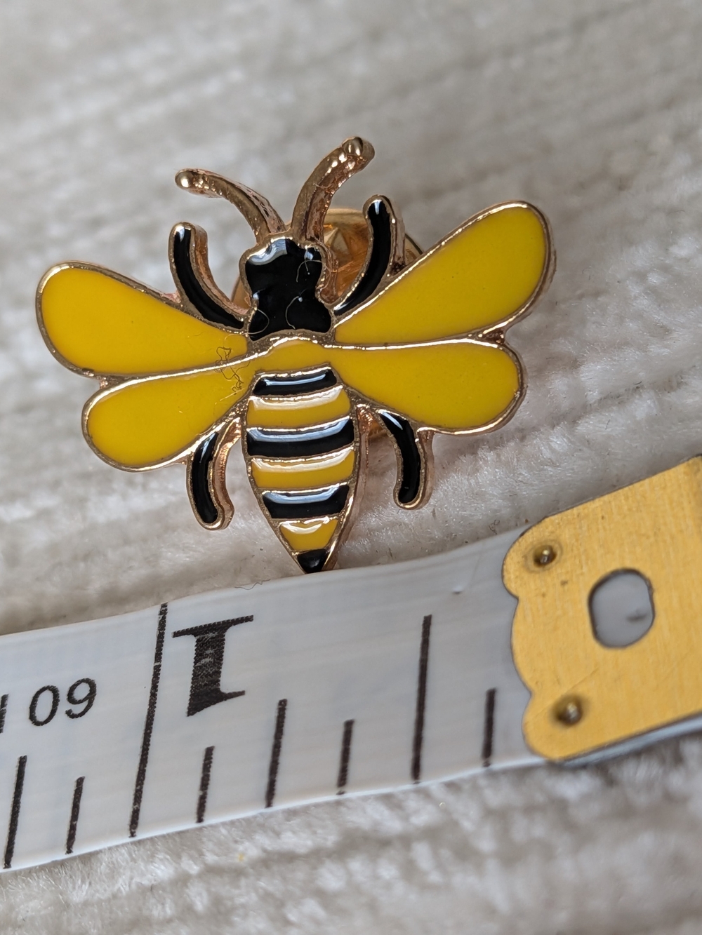 Honey Bee Metal Enamel Pins Set Of 5 Bumblebees Honey Pots Cupcake - Picture 9 of 10